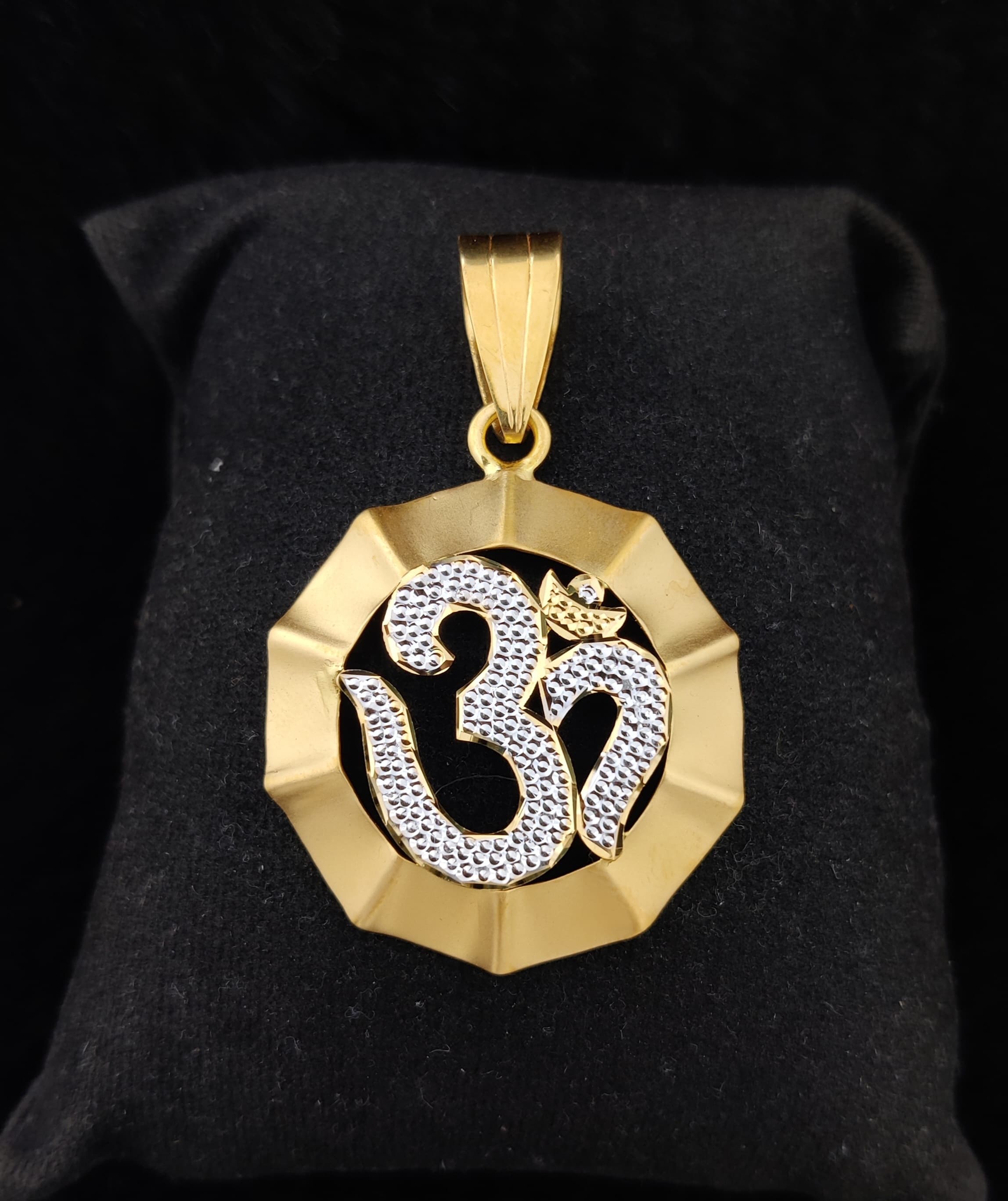 916 Gold Fancy Om Pendant